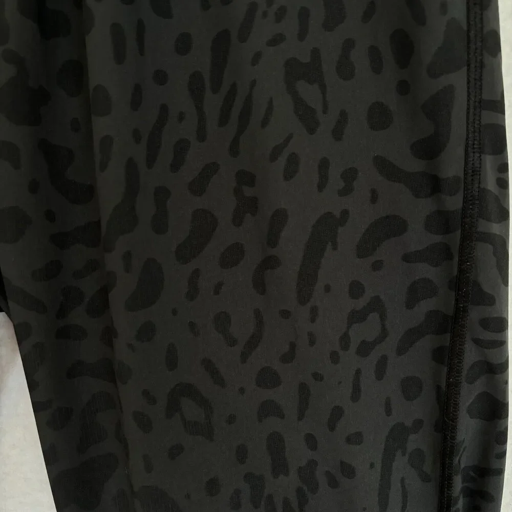 Lululemon women's drawstring cropped jogger style animal print pants size 4 - Picture 6 of 6
